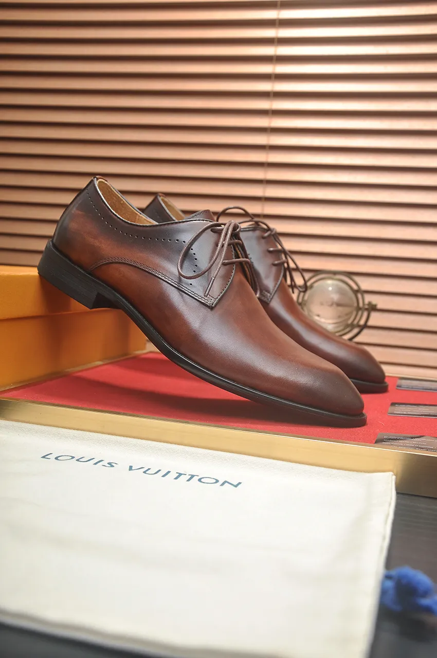 Men's men's shoes 💰540💶 [LV] (original single cowhide lining) 🍀LV's latest genuine leather business suit shoes are launched simultaneously on the official website. The first-layer cowhide imported from Italy is made of heavy gold, 💥official website 1:1 rubber outsole. Versatile to wear, high-end without losing class, and the color combination is extraordinary. This four-season style is alluring when worn on your feet, showing off your big-name flair. Standard code 38-45 (45 customized)